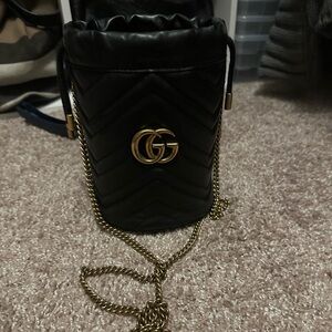 Gucci small bucket bag crossbody. Black with gold chain